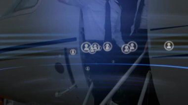 Mavi çizgilerin ve medya simgelerinin uçaktan el sallayan beyaz erkek pilotlar üzerinde canlandırılması. Küresel iş, ulaşım ve dijital arayüz kavramı, dijital olarak oluşturulmuş video.