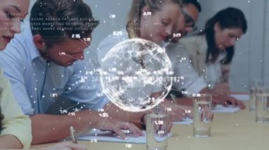 Ofisteki çeşitli iş adamlarının gülümsemesi üzerine veri işleme ve küre animasyonu. Küresel iş ve dijital arayüz kavramı, dijital olarak oluşturulmuş video.