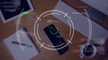 Akıllı telefonun ahşap yüzeydeki ofis ekipmanlarının üzerine düşmesine karşı veri işleme animasyonu. Bilgisayar arayüzü ve iş veri teknolojisi kavramı