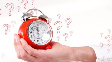 Birden fazla soru sembolü animasyonu, beyaz arkaplan karşısında el yapımı alarmlı saat. Dijital bileşik, çoklu pozlama, ekspres, şüphe, zaman, çınlama ve teknoloji kavramı.