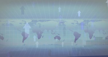 Mavi arkaplandaki haritayla şebeke üzerindeki okları birleştirme animasyonu. Dijital olarak üretilen hologram, illüstrasyon, işaret, büyüme, iş dünyası, küresel ve üç boyutlu konsept.