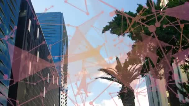 在高楼大厦和蓝天的低角度视景下的丛网络动画 计算机接口和商业技术概念 — 图库视频影像