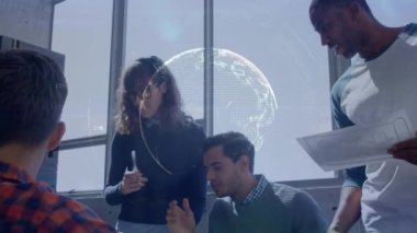 Çeşitli iş adamlarının iş görüşmesi üzerine dünyanın animasyonu. Küresel iş ve dijital arayüz kavramı, dijital olarak oluşturulmuş video.