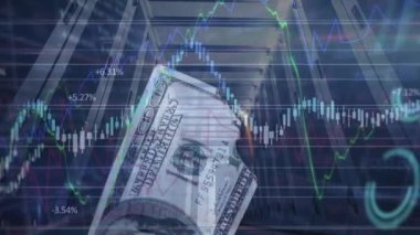Sunucu odasında veri işleme ve banknot animasyonu. Küresel iş ve dijital arayüz kavramı, dijital olarak oluşturulmuş video.