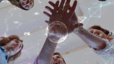 Dünya ve veri işleme animasyonları farklı iş adamlarının bir araya gelmesi üzerine. Küresel iş ve dijital arayüz kavramı, dijital olarak oluşturulmuş video.