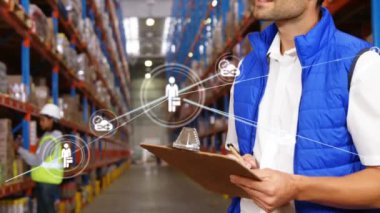 Depoda panosu olan beyaz bir erkek işçiyle bağlantı ağının animasyonu. Küresel iş ve dijital arayüz kavramı, dijital olarak oluşturulmuş video.