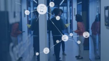 Ofiste birlikte tartışan çeşitli meslektaşlara karşı dijital simge ağının animasyonu. Küresel ağ ve iş teknolojisi kavramı