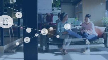 Ofiste tartışan iki farklı kadına karşı dijital ikon ağının animasyonu. Küresel ağ ve iş teknolojisi kavramı