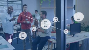 Ofiste tartışırken gülümseyen üç farklı adamdan oluşan dijital simge ağının animasyonu. Küresel ağ ve iş teknolojisi kavramı