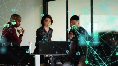 Masaüstünde raporları tartışan farklı iş arkadaşları üzerinde bağlı ikonların küre oluşturması. Dijital bileşik, çoklu pozlama, iş, küreselleşme, takım çalışması ve teknoloji kavramı.