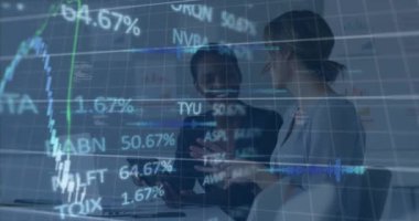 Ofiste tartışan iki farklı kadın üzerinde finansal ve borsa veri işleme animasyonu. Küresel ekonomi ve iş teknolojisi kavramı