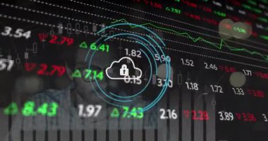 Ofiste geç saatlere kadar çalışan yorgun beyaz adama karşı borsa veri işleme animasyonu. Küresel ekonomi ve siber güvenlik teknolojisi kavramı