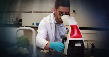 Laboratuvarda mikroskop kullanan beyaz erkek bilim adamlarına karşı soyut şekillerin animasyonu. Tıbbi araştırma ve bilim teknolojisi kavramı