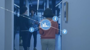 Ofiste tartışan iki farklı adama karşı dijital simge ağının animasyonu. Küresel ağ ve iş teknolojisi kavramı