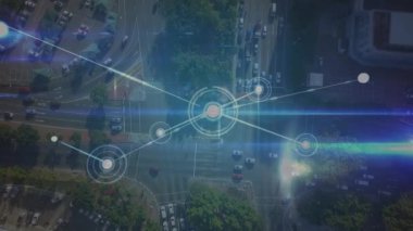 Araç ve binaların hava görüntüsü üzerinden çizgilerle bağlantılı noktaların animasyonu. Dijital bileşik, çoklu pozlama, iletişim, gökdelenler, ulaşım ve teknoloji kavramı.