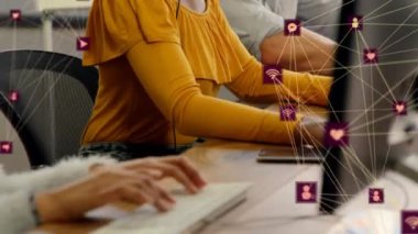 Ofiste bilgisayar üzerinde çalışan çeşitli müşteri ajanları oluşturan bağlı simgelerin animasyonu. Dijital bileşik, çoklu pozlama, iletişim, çağrı merkezi, küreselleşme ve teknoloji.