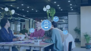 Dijital simgelerden oluşan bir ağın animasyonu, ofiste birlikte tartışan çeşitli meslektaşlardan oluşan bir ekibin oluşturulması. Küresel ağ ve iş teknolojisi kavramı