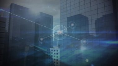 Bulutlu gökyüzüne karşı modern binaların üzerindeki çizgilerle bağlantılı noktaların animasyonu. Dijital bileşik, çoklu pozlama, iletişim, soyut ve mimari kavram.