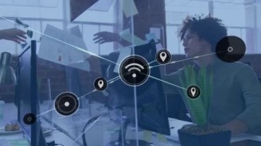 Dijital simgelerin animasyonu, çiftçi bir adamın Asyalı bir kadına ofisteki bir socument vermesi üzerine. Küresel ağ ve iş teknolojisi kavramı