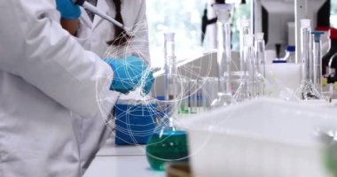 Laboratuvarda çalışan iki bilim adamının orta kısmında dönen soyut şekil animasyonu. Tıbbi araştırma ve bilim teknolojisi kavramı