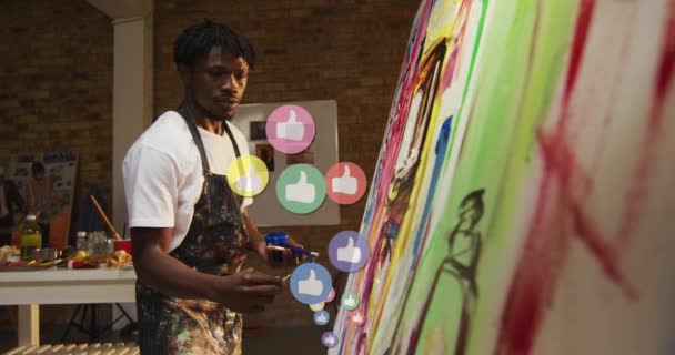 キャンバス上のアフリカ系アメリカ人画家の絵の上に親指のアイコンのアニメーション デジタル複合体 アーティスト ドローイング アーティスト アクティビティのコンセプトなど 複数の露出 — ストック動画