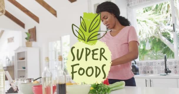 Animação Folhas Super Alimentos Texto Sobre Mulher Afro Americana Cortando — Vídeo de Stock