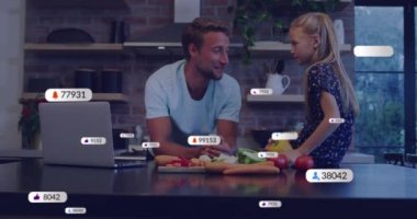 Mesaj barlarında numaralar ve simgelerin canlandırılması, mutfakta konuşan beyaz bir baba ve kız. Dijital bileşik, çoklu pozlama, tartışma, birliktelik, ev ve teknoloji konsepti.