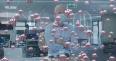 Yüz maskesi takan Kafkasyalı üst düzey bir adamın ofisteki kovid 19 hücrelerinin animasyonu. Coronavirus covid-19 salgını sırasında hijyen ve güvenlik