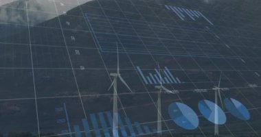 Dağ ve bulutlu gökyüzüne karşı yel değirmeni üzerinde değişen sayılarla birden fazla grafik animasyonu. Dijital bileşik, çoklu pozlama, rapor, iş, çevre, teknoloji kavramı.