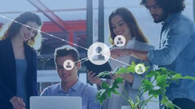 Ofisteki laptopta rapor tartışan çeşitli iş arkadaşlarının bağlı simgelerin animasyonu. Dijital bileşik, çoklu pozlama, iletişim, planlama, takım çalışması ve teknoloji kavramı.