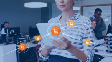 Ofiste dijital tablet kullanan beyaz kadın üzerindeki bağlı simgelerin canlandırılması. Dijital bileşik, çoklu pozlama, iletişim, koruma, alışveriş ve teknoloji kavramı.