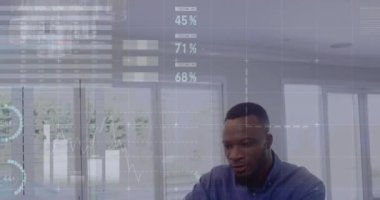 Ofiste dizüstü bilgisayarda çalışan Afro-Amerikan adamın bilgi arayüzü animasyonu. Dijital bileşik, çoklu pozlama, rapor, iş, büyüme, küresel, ilerleme ve teknoloji kavramı.