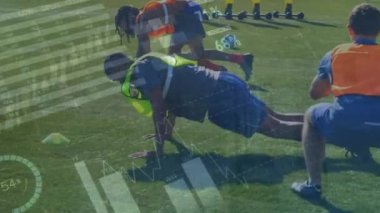 Farklı futbol oyuncularının sahada veri işleme animasyonları. Küresel spor, rekabet ve veri işleme kavramı dijital olarak oluşturulmuş video.