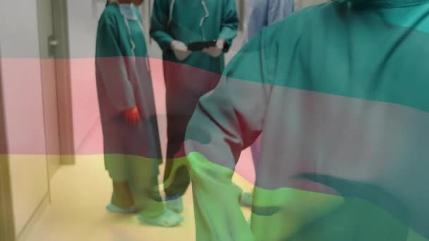 Animación Bandera Alemania Ondeando Sobre Cirujano Birracial Masculino Pie Pasillo — Vídeo de stock