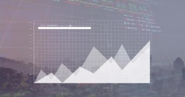 İstatistik ve şehir manzarası üzerinden veri işleme animasyonu. Küresel iş, bağlantılar, hesaplama, dijital arayüz ve dijital olarak oluşturulmuş video işleme kavramı.