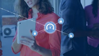 Çeşitli iş arkadaşlarının dijital tablet üzerinden raporları tartışması üzerine bağlantılı simgelerin canlandırılması. Dijital bileşik, çoklu pozlama, iletişim, planlama, takım çalışması, iş ve teknoloji kavramı.