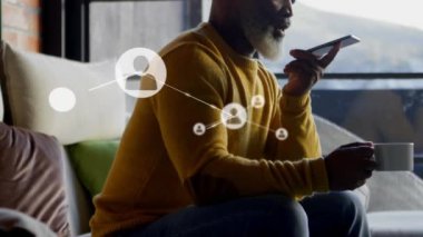 Kıdemli Afro-Amerikan bir adamın cep telefonu hoparlöründen konuşması üzerine bağlantılı simgelerin canlandırılması. Dijital bileşik, çoklu pozlama, iletişim, emeklilik ve teknoloji kavramı.