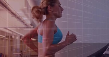 Koşu bandında koşan beyaz kadın hakkında veri işleme animasyonu. Küresel spor, fitness, dijital arayüz ve dijital olarak oluşturulmuş veri işleme konsepti.
