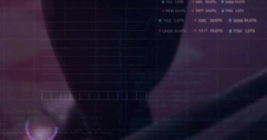 Beyaz bir kadının egzersiz yapması üzerine veri işleme animasyonu. Küresel spor, fitness, dijital arayüz ve dijital olarak oluşturulmuş veri işleme konsepti.