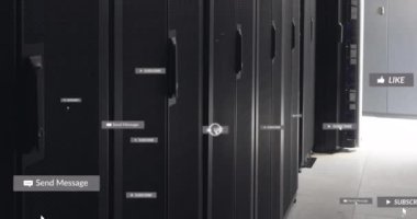 Bilgisayar sunucu odasında yüzen sosyal medya simgelerinin animasyonu. Sosyal medya ağı ve iş veri depolama teknolojisi kavramı