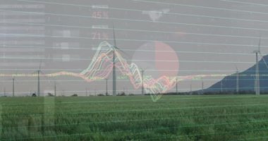 Dağ ve gökyüzüne karşı yel değirmenlerinin üzerindeki grafiklerin ve bilgi arayüzünün animasyonu. Dijital bileşik, çoklu pozlama, rapor, iş dünyası, çevre, teknoloji ve sürdürülebilir konsept.