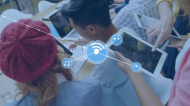 Çeşitli iş arkadaşlarının dijital tabletle ilgili fikirlerini paylaşması üzerine bağlantılı simgelerin animasyonu. Dijital bileşik, çoklu pozlama, iletişim, tartışma, takım çalışması ve teknoloji kavramı.