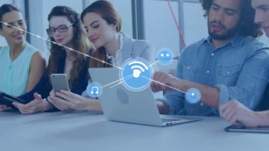 Ofisteki laptopta rapor tartışan çeşitli iş arkadaşlarının bağlı simgelerin animasyonu. Dijital bileşik, çoklu pozlama, iletişim, planlama, takım çalışması ve teknoloji kavramı.