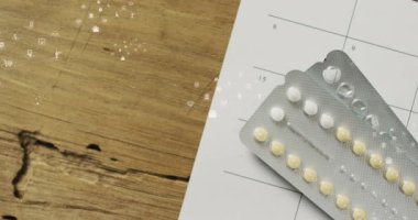 Tahta masadaki reçeteli kağıdın üzerindeki tabletlerin üzerinde birden fazla simgenin canlandırılması. Dijital bileşik, çoklu maruz kalma, tıbbi, sağlık, soyut ve teknoloji konsepti.