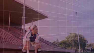 Beyaz kadın oyuncunun futbol topu atması üzerine değişen numaralarla grafiklerin animasyonu. Dijital bileşik, çoklu pozlama, rapor, iş, büyüme, spor ve rekabet kavramı.