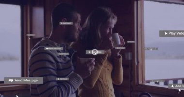 Mesajların animasyonu, bildiri barları üzerindeki ikonlar, beyaz bir çiftin kahveyle kaliteli zaman geçirmesi. Dijital bileşim, çoklu pozlama, aşk, birliktelik, içki, ev ve içecek konsepti.