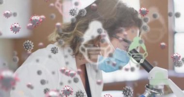 Kafkasyalı kadın bilim adamı üzerinde mikroskop kullanarak ve bir deney tüpü tutarak covid-19 hücrelerinin animasyonu. Tıbbi araştırma ve bilim teknolojisi kavramı