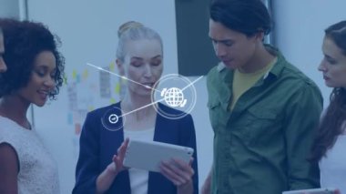 Ofisteki dijital tabletle ilgili raporları tartışan çeşitli iş arkadaşlarının birbirine bağlı simgelerin canlandırılması. Dijital bileşik, çoklu pozlama, iletişim, küreselleşme, takım çalışması ve teknoloji kavramı.