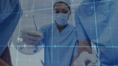 Yüz maskeli çeşitli cerrahlar üzerinde veri işleme animasyonu. Küresel tıp, bilgisayar, dijital arayüz ve veri işleme kavramı dijital olarak oluşturuldu.