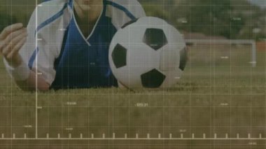 Değişen numaralarla grafiğin animasyonu, futbol topuyla yerde yatan beyaz kadın oyuncu. Dijital bileşik, çoklu pozlama, rapor, iş, büyüme, spor ve rekabet kavramı.